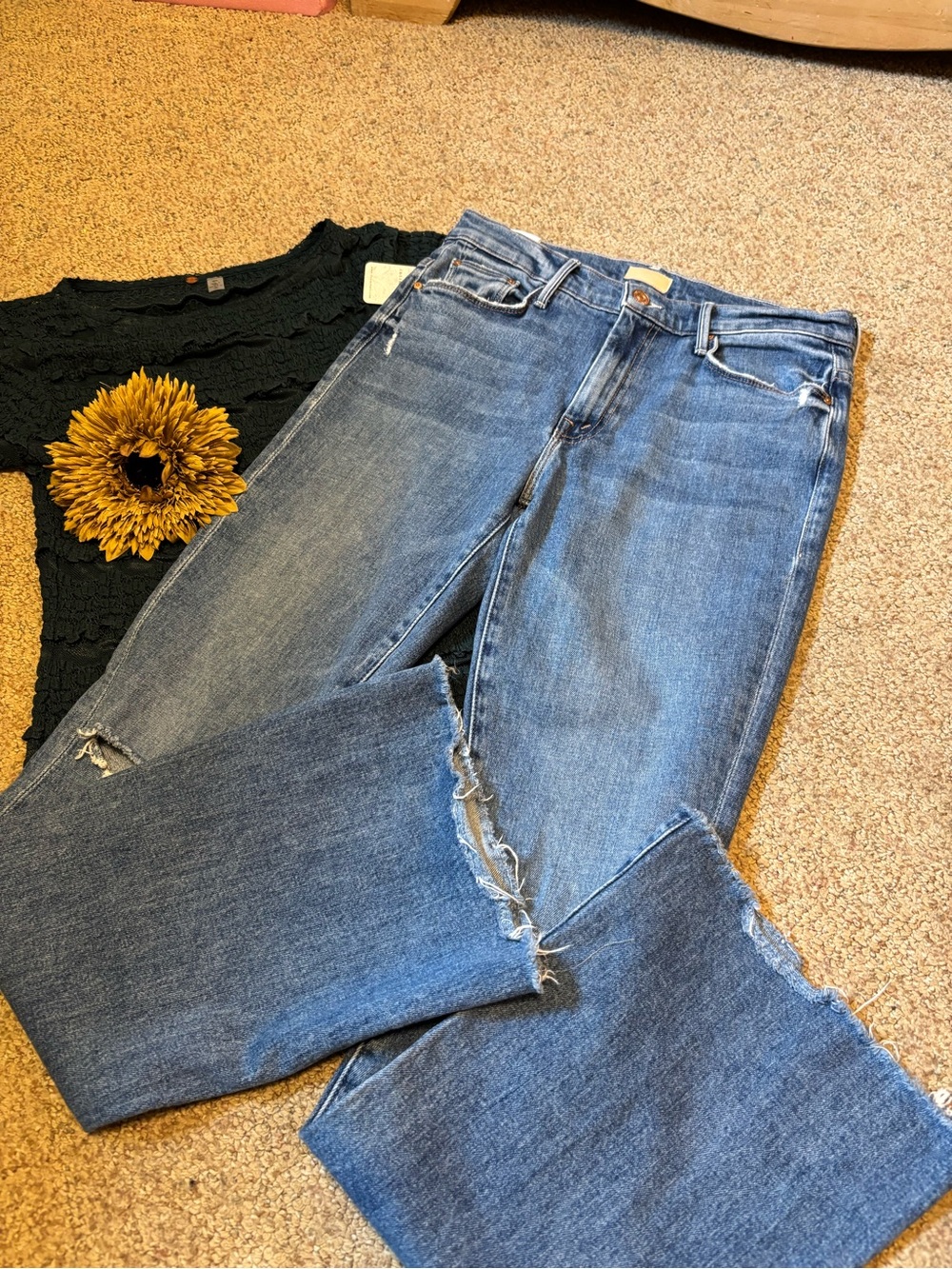 MOTHER Weekender Fray Jeans - Picture 7 of 10